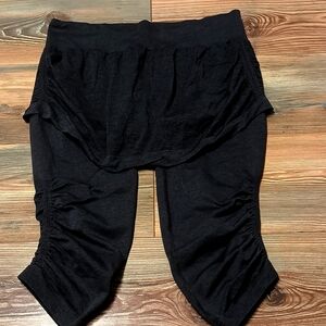 Athleta🖤Dark Gray Skirted Leggings. Knee Length. Large.